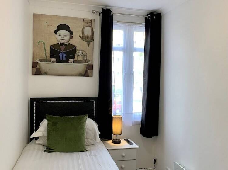 اتاق استاندارد سه نفره, Sarum Apart