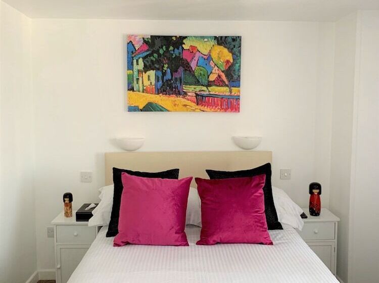 اتاق خانوادگی, Sarum Apart