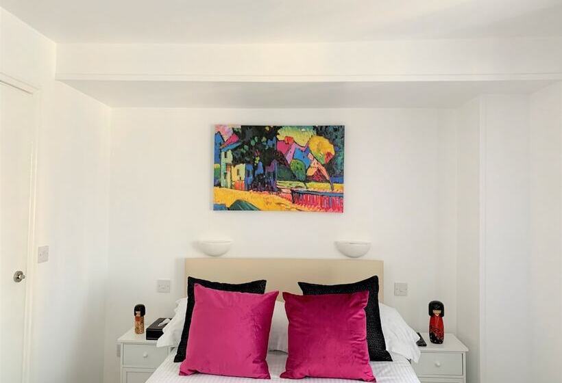 اتاق خانوادگی, Sarum Apart