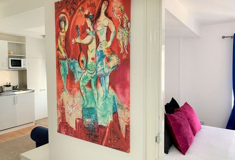 اتاق خانوادگی, Sarum Apart