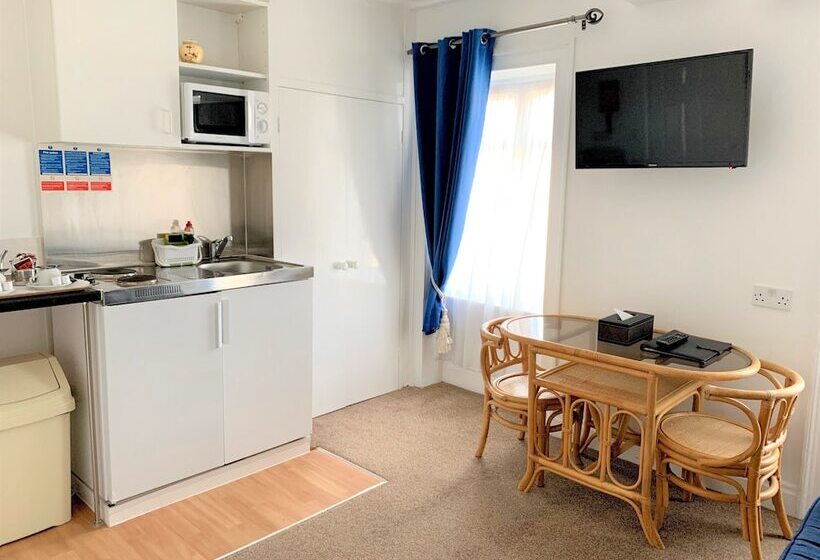 اتاق خانوادگی, Sarum Apart