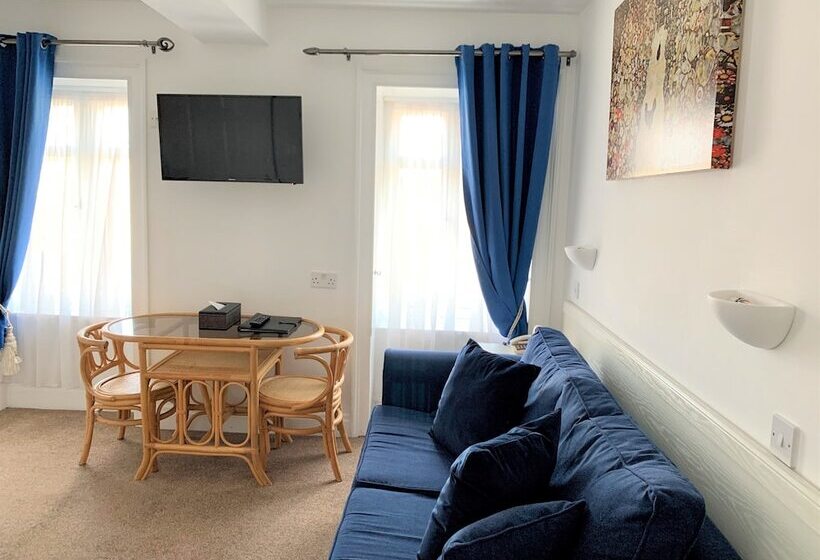 اتاق خانوادگی, Sarum Apart