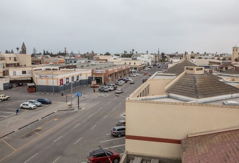 اتاق خانوادگی, Swakopmund Plaza