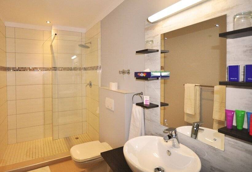 اتاق خانوادگی, Swakopmund Plaza