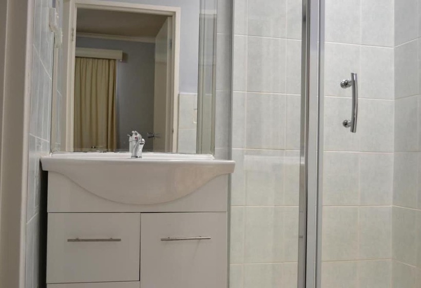 패밀리 룸, Chadstone Executive Motel