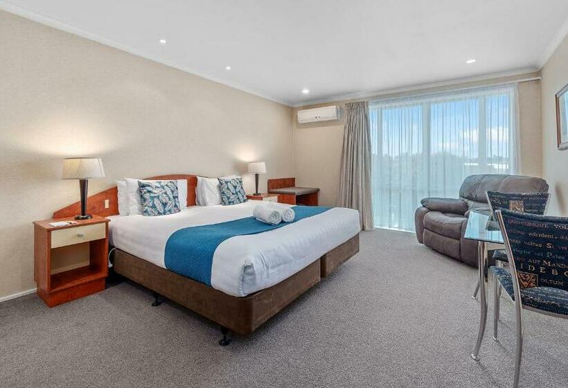 חדר משפחתי, Aristotles North Shore