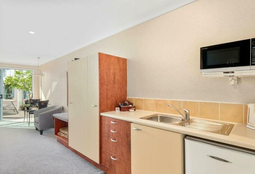 חדר משפחתי, Aristotles North Shore