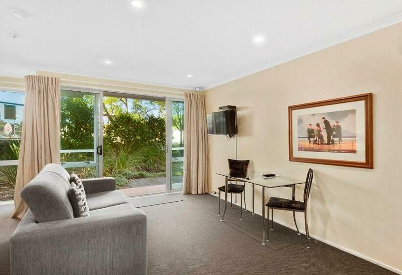 标准工作室, Aristotles North Shore