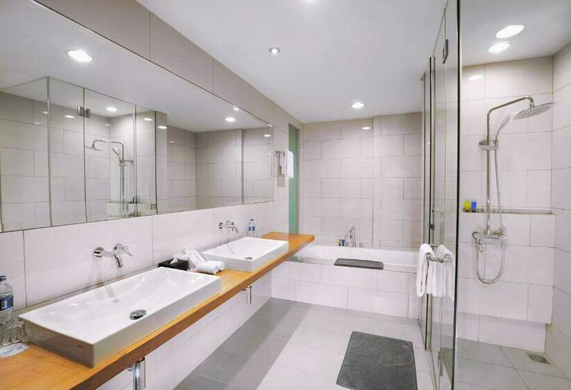 סוויטה, Aston Anyer Beach