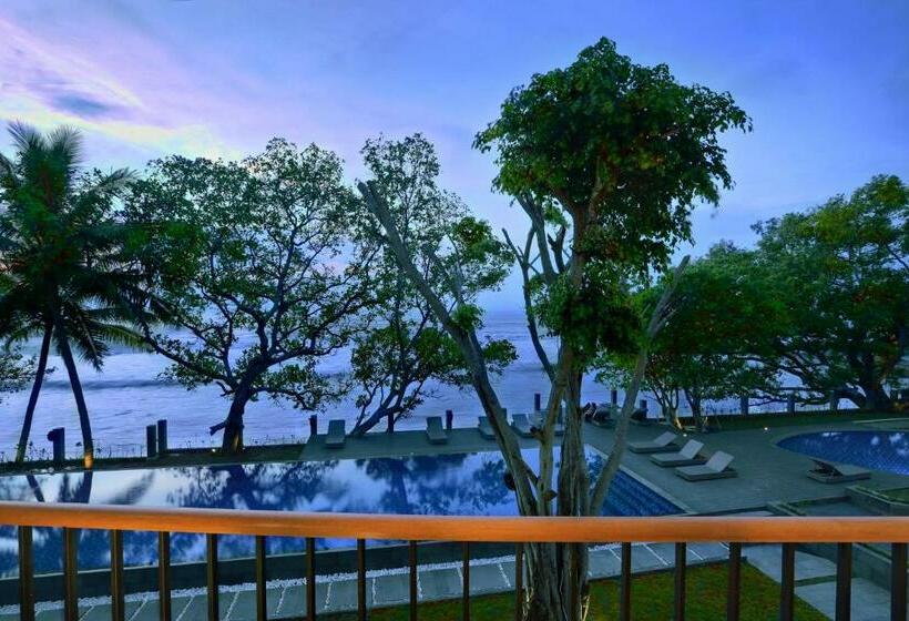 스탠다드 스튜디오, Aston Anyer Beach