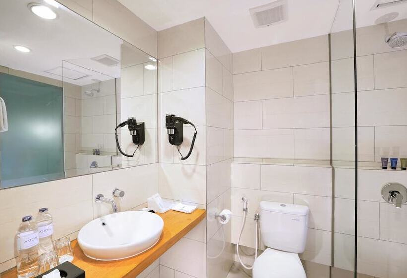 스탠다드 스튜디오, Aston Anyer Beach