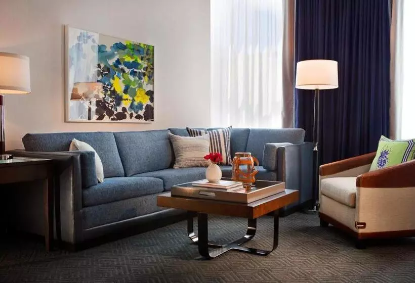 キングサイズベッドのスイートルーム, Kimpton Cardinal Hotel, An Ihg