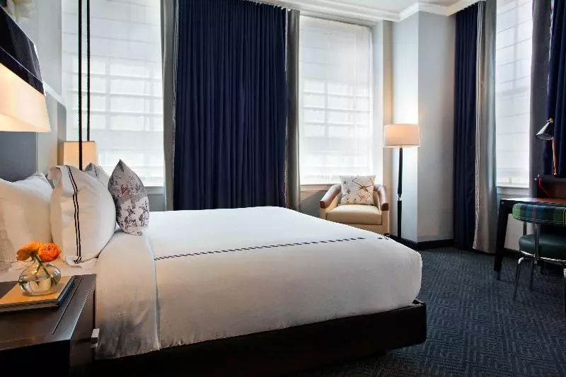 キングサイズベッドのスタンダードルーム, Kimpton Cardinal Hotel, An Ihg