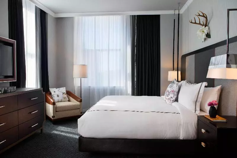 キングサイズベッドのスイートルーム, Kimpton Cardinal Hotel, An Ihg