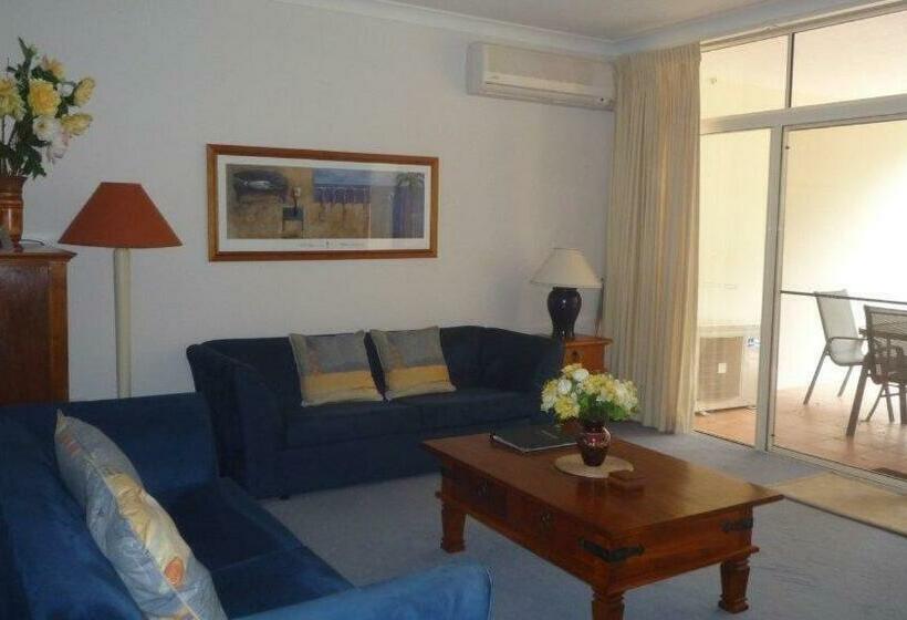 דירת שלושה חדרים, Magnolia Lane Apartments