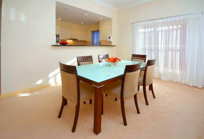 דירת שלושה חדרים, Magnolia Lane Apartments