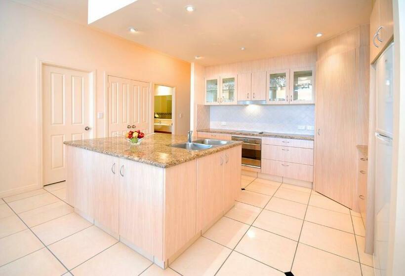 דירת שלושה חדרים, Magnolia Lane Apartments