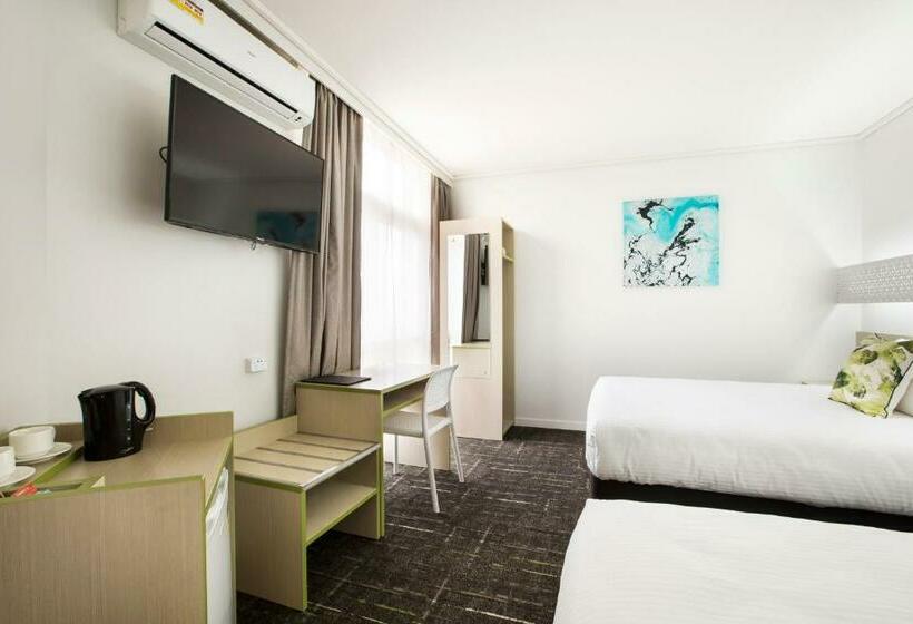 スタンダードスタジオ, Nightcap At Sandringham