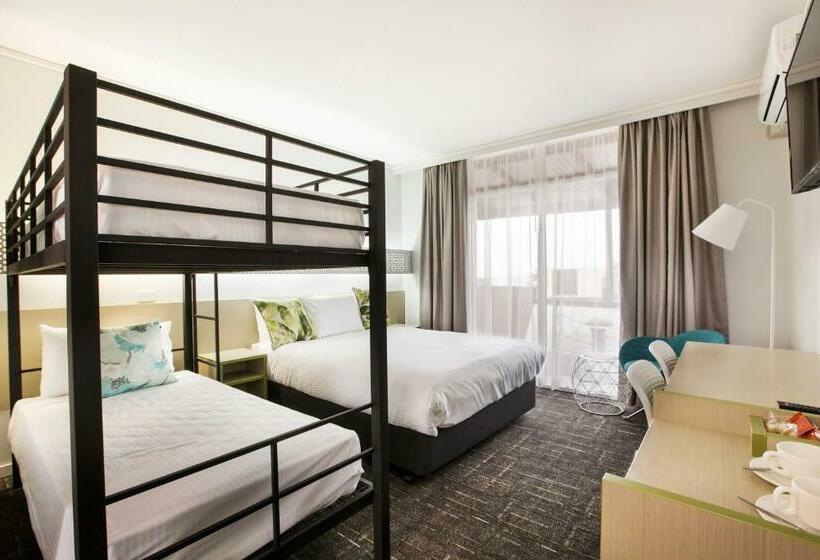 ファミリーステューディオ, Nightcap At Sandringham