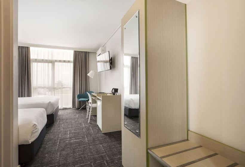 ファミリーステューディオ, Nightcap At Sandringham