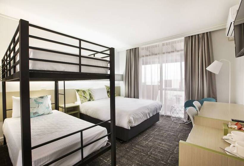 ファミリーステューディオ, Nightcap At Sandringham