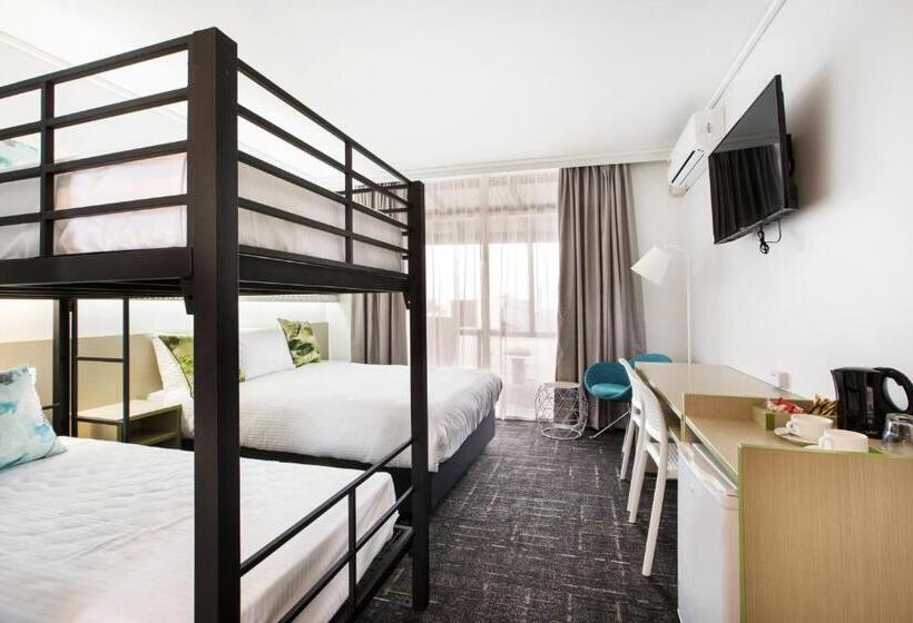 ファミリーステューディオ, Nightcap At Sandringham