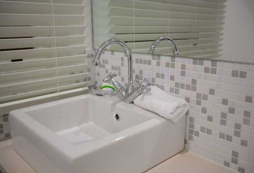 اتاق استاندارد یک تخته با سرویس بهداشتی مشترک, Pier Hotel Coffs Harbour