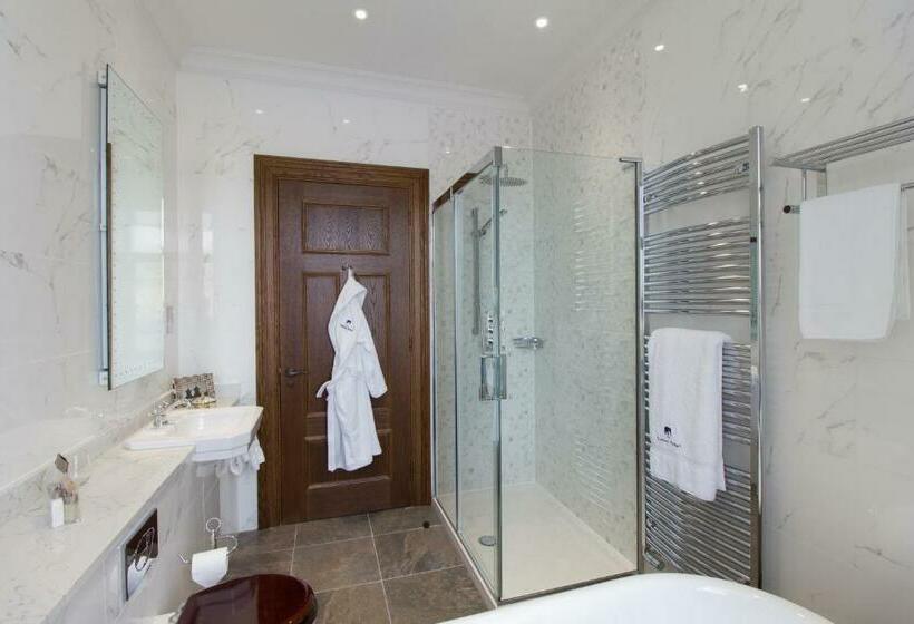 סוויטת ג'וניור, The Station