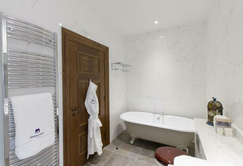 סוויטת ג'וניור, The Station