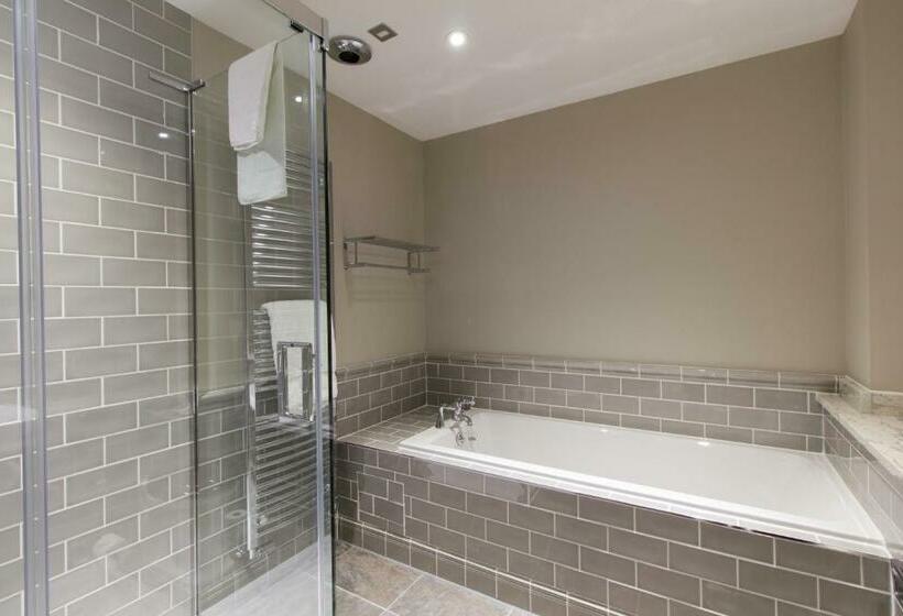 סוויטת ג'וניור, The Station