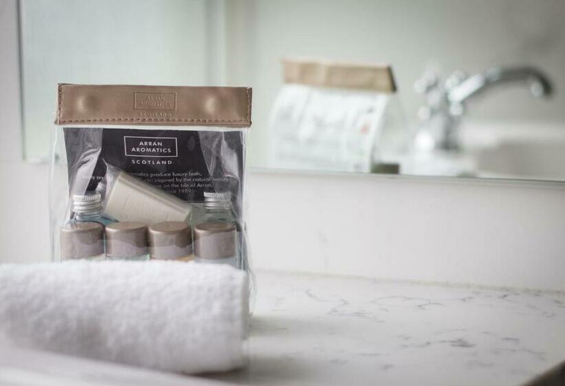 סוויטת ג'וניור, The Station