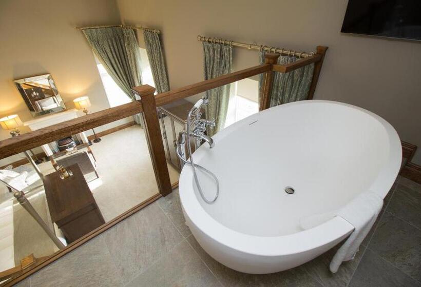 סוויטת מאסור, The Station