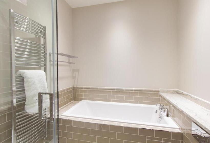 סוויטה משפחתית, The Station