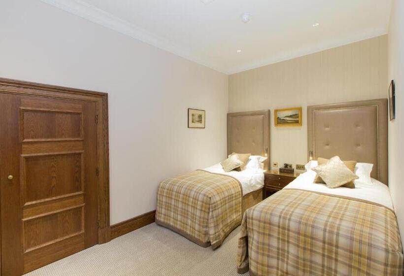 סוויטה משפחתית, The Station