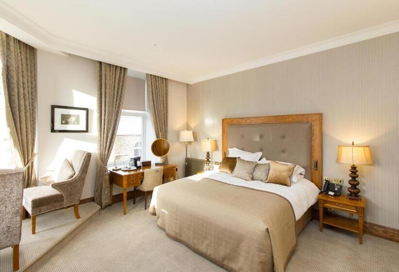 סוויטת ג'וניור, The Station