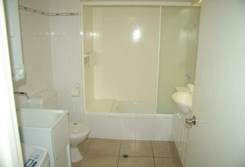 דירת שני חדרים, Trafalgar Towers