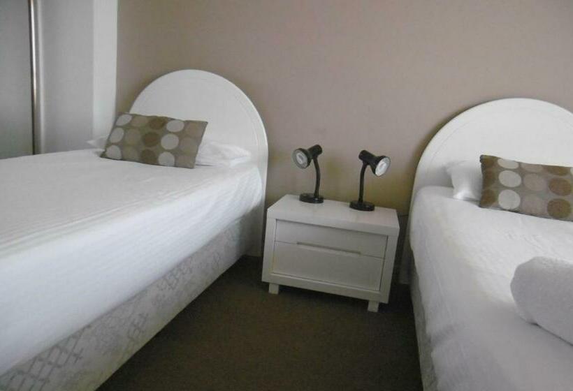 דירת שני חדרים, Trafalgar Towers