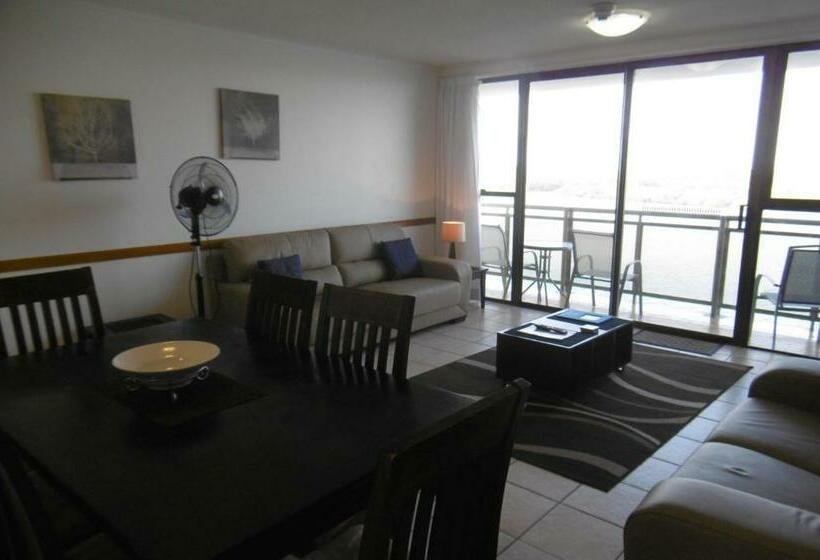 דירת שני חדרים, Trafalgar Towers