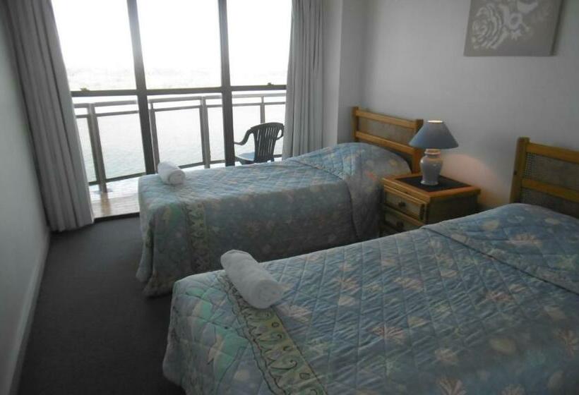 דירת שני חדרים, Trafalgar Towers