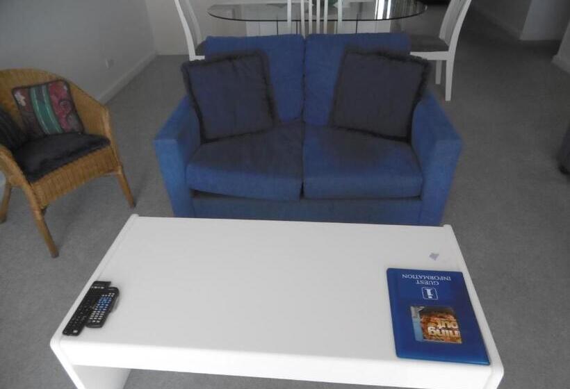 דירת חדר אקונומי, Trafalgar Towers