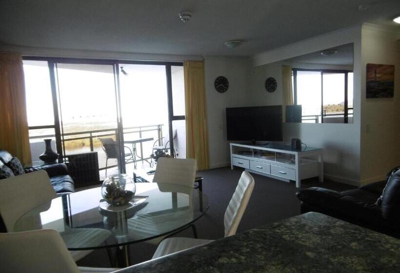 דירת שני חדרים, Trafalgar Towers