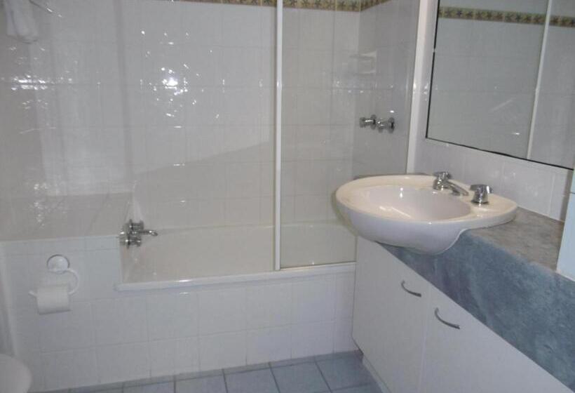 דירת שני חדרים, Trafalgar Towers