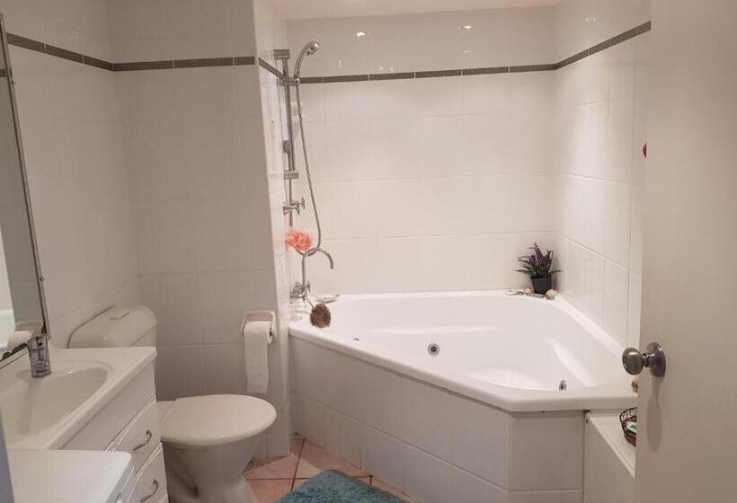 דירת שני חדרים, Trafalgar Towers