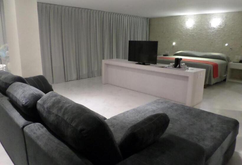 מיטת קינג בסוויטה, We Hotel Acapulco