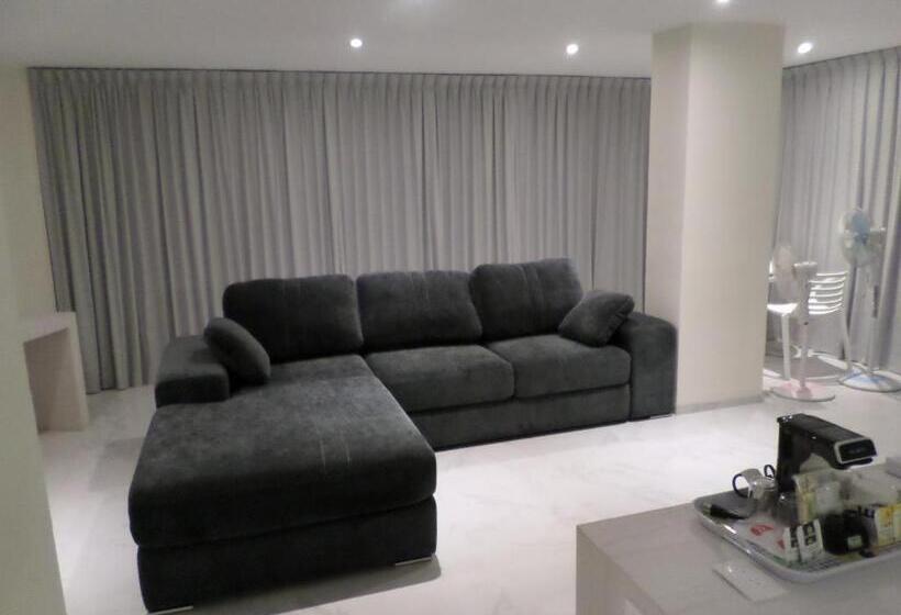 מיטת קינג בסוויטה, We Hotel Acapulco