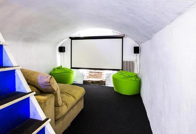 בית, 3 חדרי שינה, No8 Chepstow