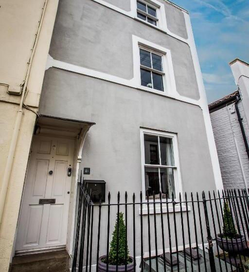 בית, 3 חדרי שינה, No8 Chepstow