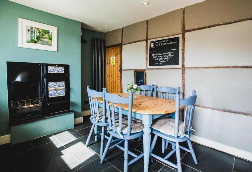 בית, 3 חדרי שינה, No8 Chepstow