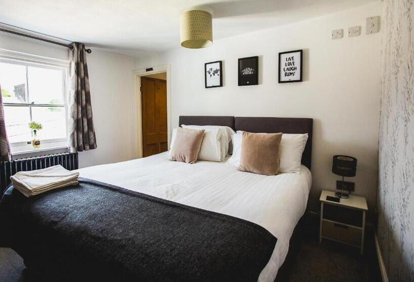 בית, 3 חדרי שינה, No8 Chepstow