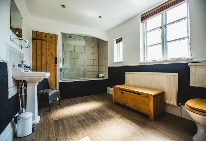 בית, 3 חדרי שינה, No8 Chepstow